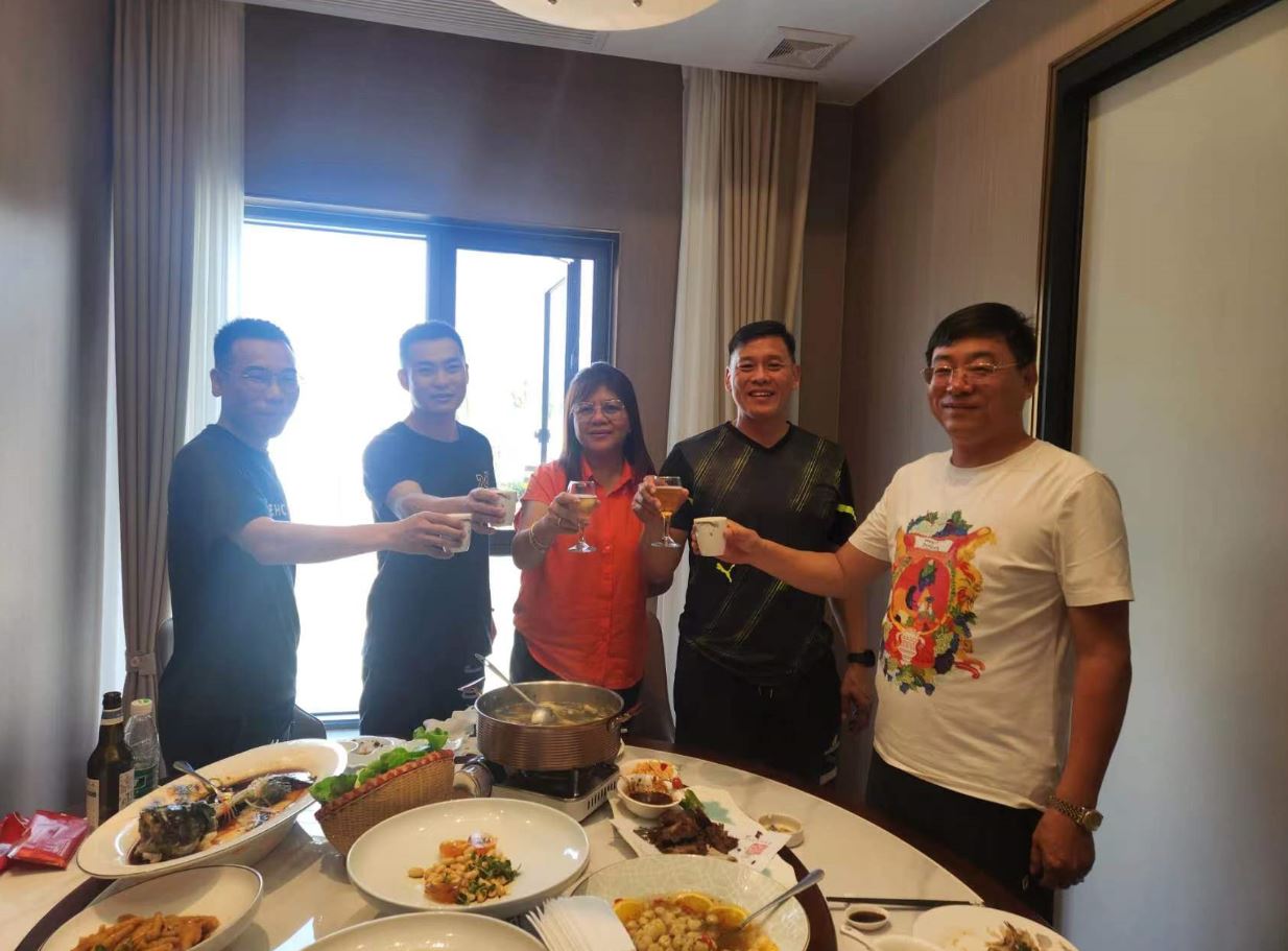 Jiangyin Huada با مشتریان فیلیپینی برای بحث در مورد پروژه کویل پلی اتیلن برای مزارع کشاورزی تعامل می کند